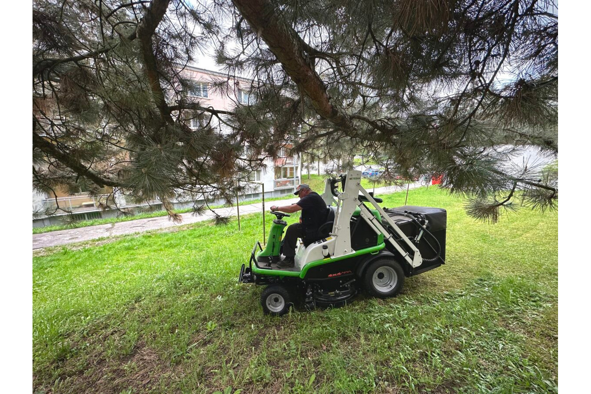 FOTO: Kosenie v Banskej Bystrici zrýchlia nové širokozáberové kosačky, foto 2