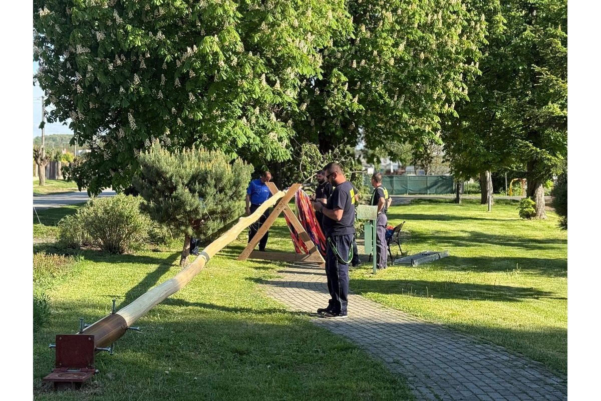 FOTO:Máj už stojí! V obciach Banskobystrického kraja ožíva jarná tradícia, foto 1