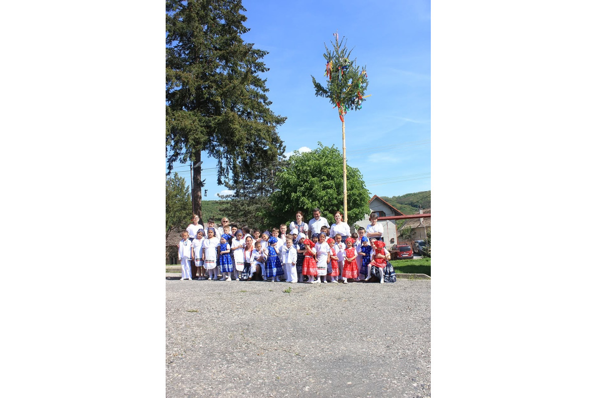 FOTO:Máj už stojí! V obciach Banskobystrického kraja ožíva jarná tradícia, foto 3