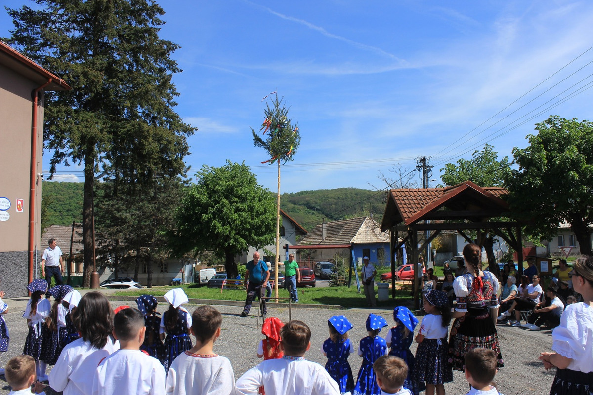 FOTO:Máj už stojí! V obciach Banskobystrického kraja ožíva jarná tradícia, foto 4