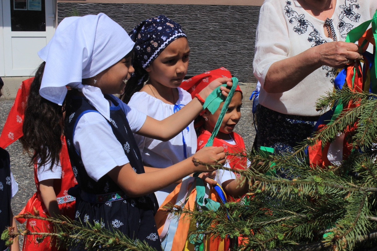 FOTO:Máj už stojí! V obciach Banskobystrického kraja ožíva jarná tradícia, foto 5