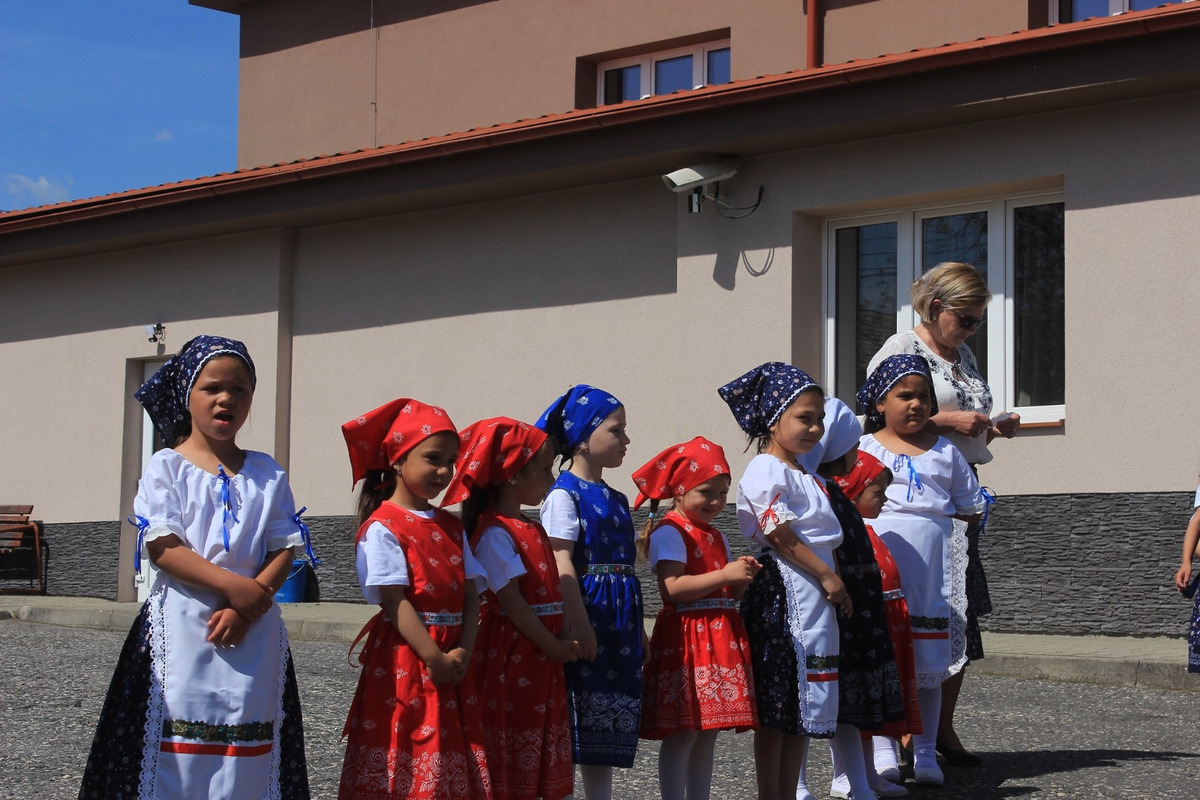 FOTO:Máj už stojí! V obciach Banskobystrického kraja ožíva jarná tradícia, foto 6