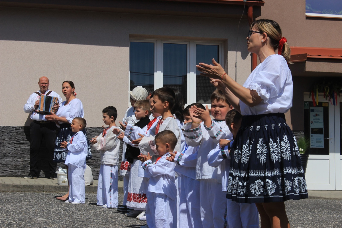 FOTO:Máj už stojí! V obciach Banskobystrického kraja ožíva jarná tradícia, foto 7