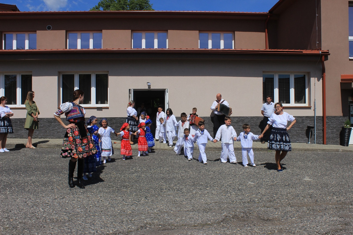 FOTO:Máj už stojí! V obciach Banskobystrického kraja ožíva jarná tradícia, foto 8