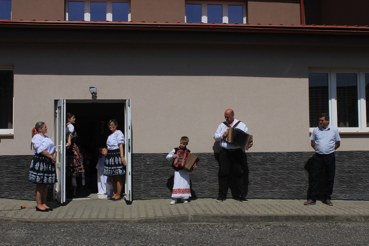 FOTO:Máj už stojí! V obciach Banskobystrického kraja ožíva jarná tradícia, foto 9