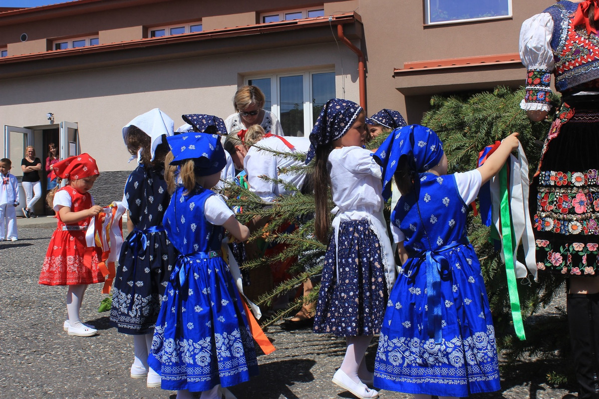 FOTO:Máj už stojí! V obciach Banskobystrického kraja ožíva jarná tradícia, foto 10