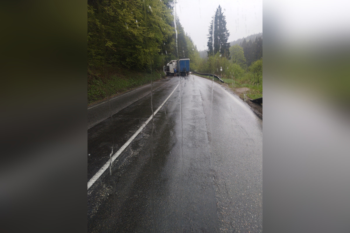 FOTO: Na horskom priechode Kremnické Bane sa skrížil kamión, úsek je neprejazdný, foto 1