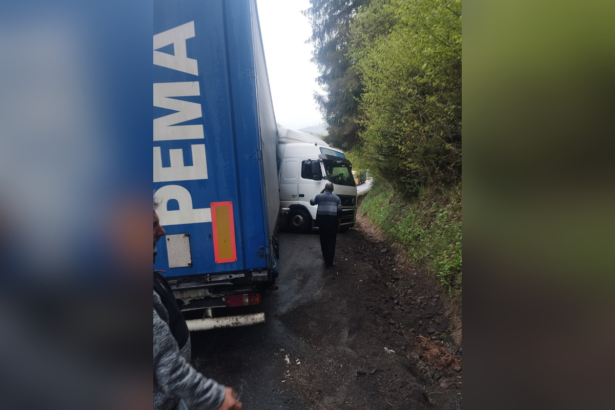 FOTO: Na horskom priechode Kremnické Bane sa skrížil kamión, úsek je neprejazdný, foto 2