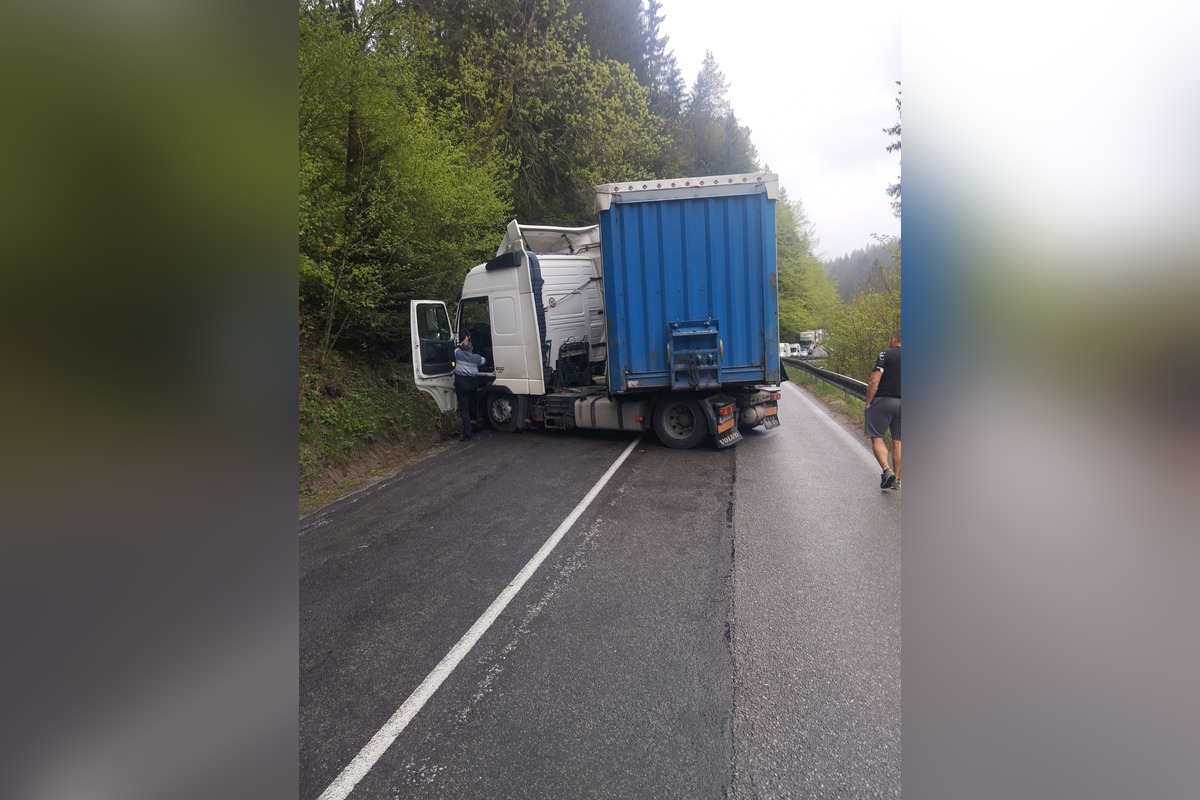 FOTO: Na horskom priechode Kremnické Bane sa skrížil kamión, úsek je neprejazdný, foto 3