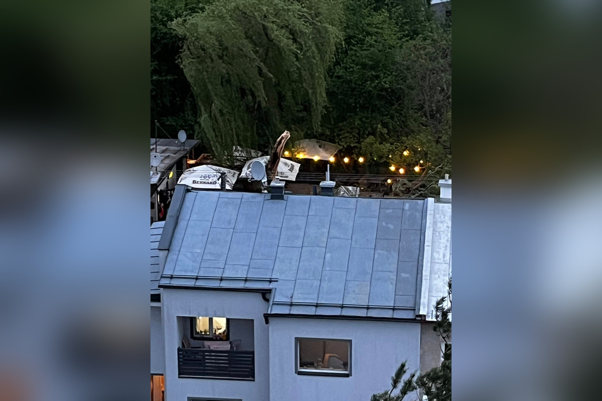 FOTO: Ikonický Hostinec Pod Vŕbou v Zvolene prišiel o svoju vŕbu, foto 1