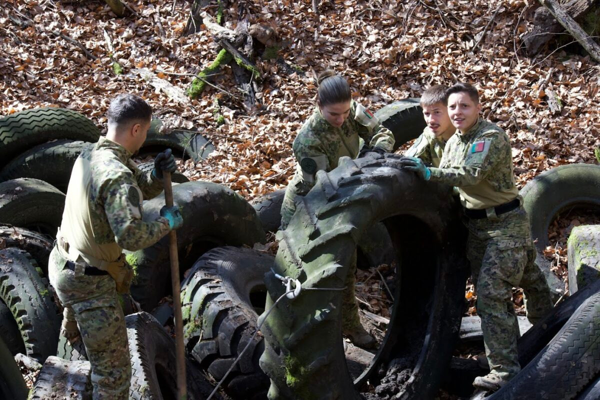 FOTO: Desiatky Banskobystričanov vyšli do ulíc a čistili mesto, foto 1