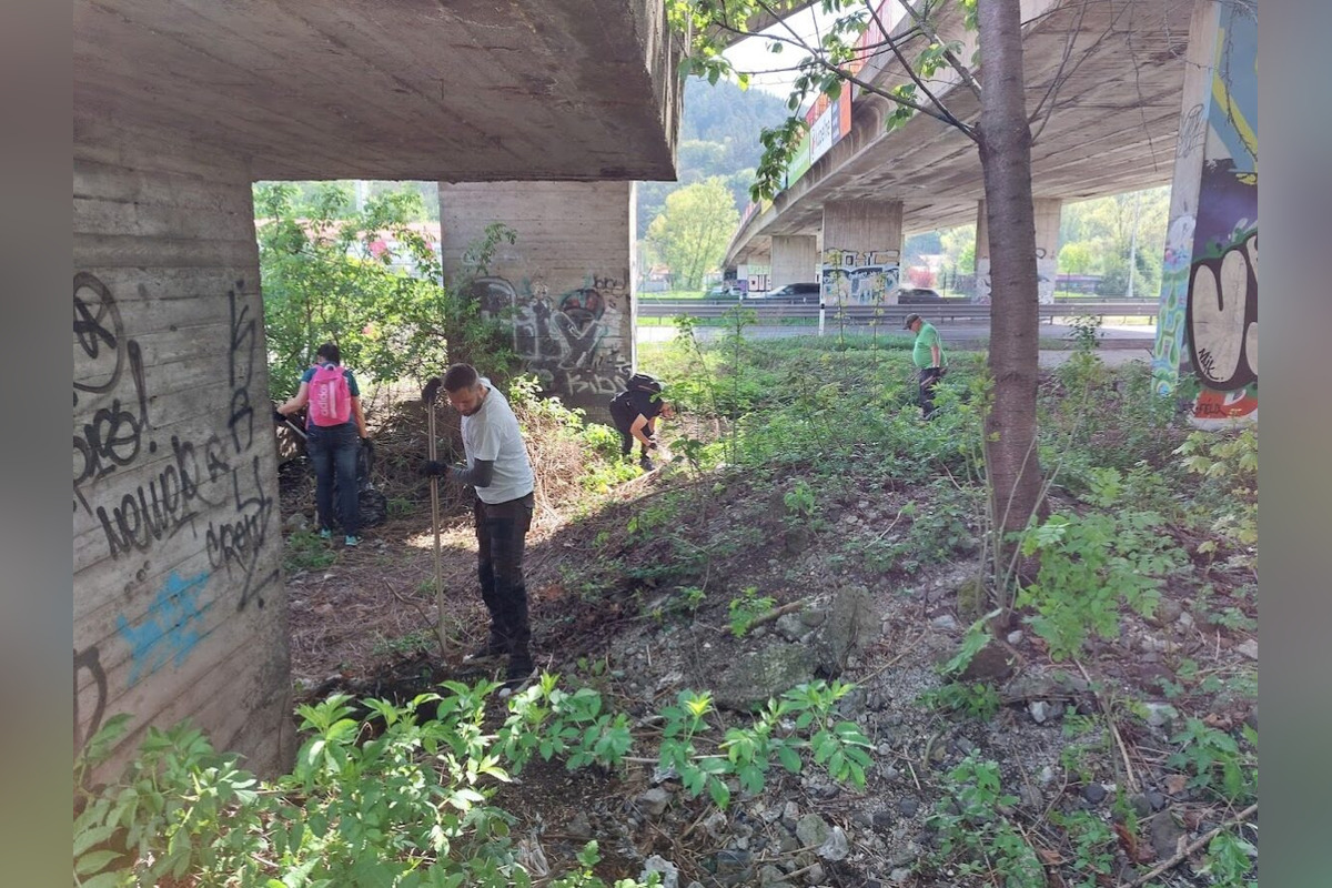 FOTO: Desiatky Banskobystričanov vyšli do ulíc a čistili mesto, foto 3