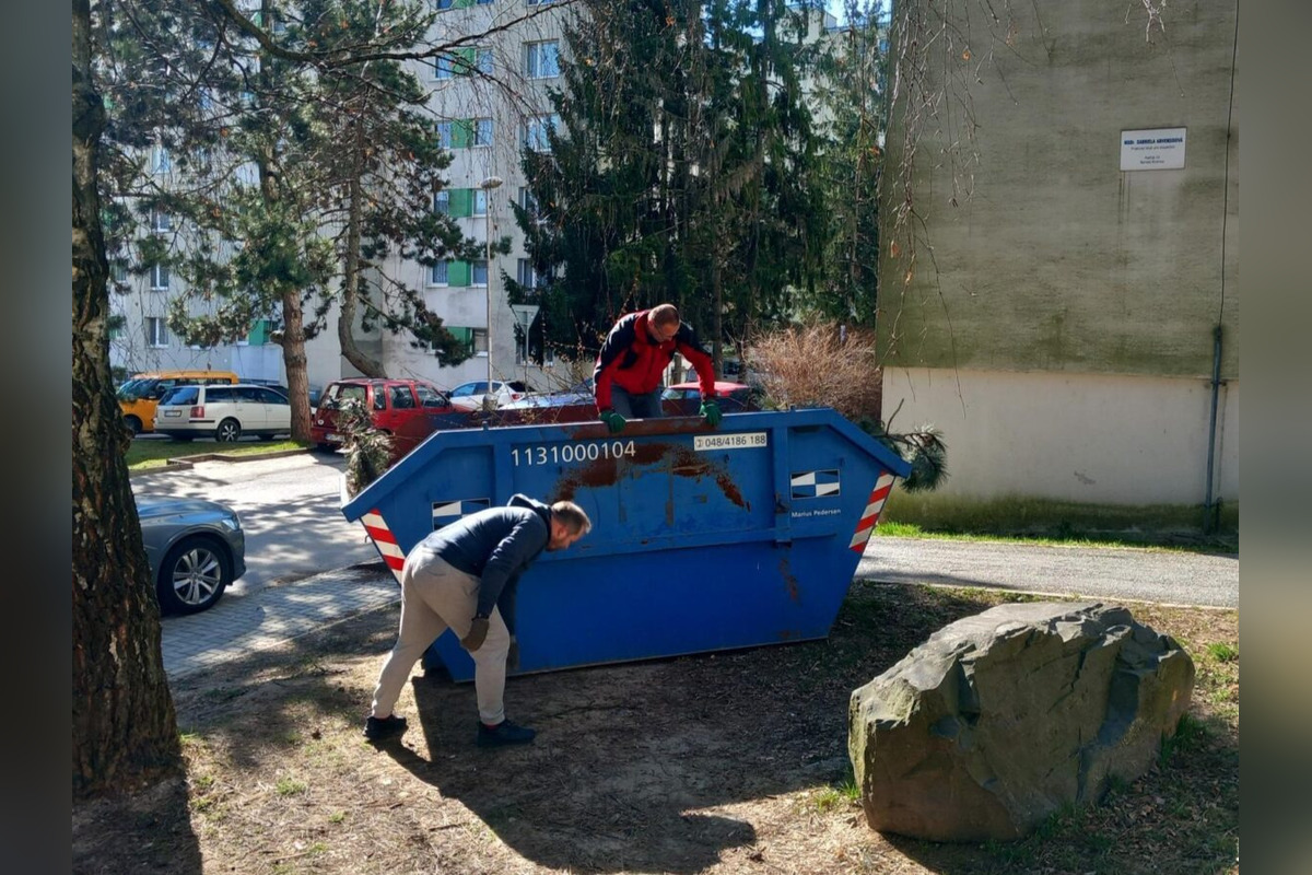 FOTO: Desiatky Banskobystričanov vyšli do ulíc a čistili mesto, foto 4