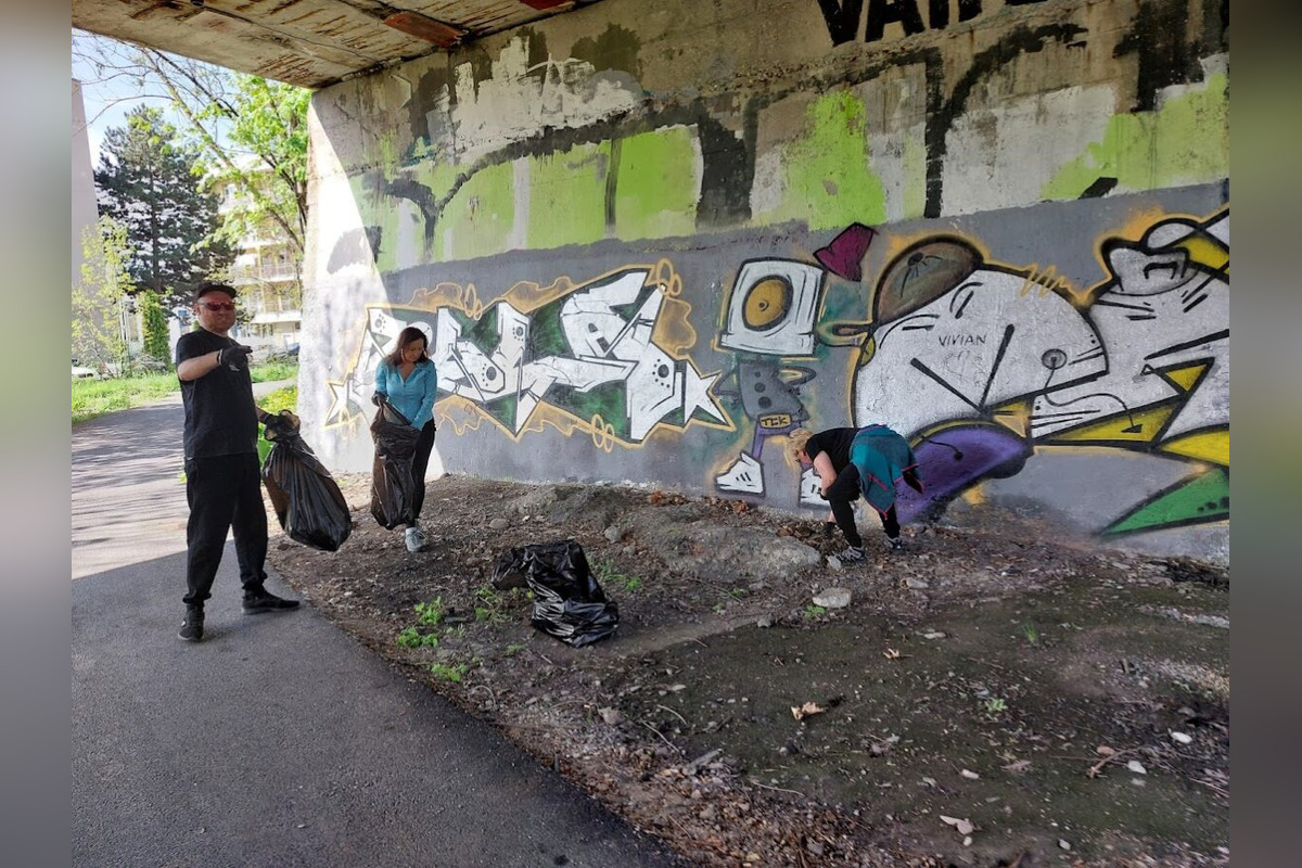 FOTO: Desiatky Banskobystričanov vyšli do ulíc a čistili mesto, foto 6
