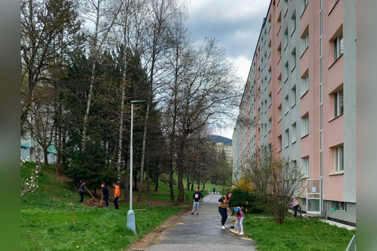 FOTO: Desiatky Banskobystričanov vyšli do ulíc a čistili mesto, foto 7