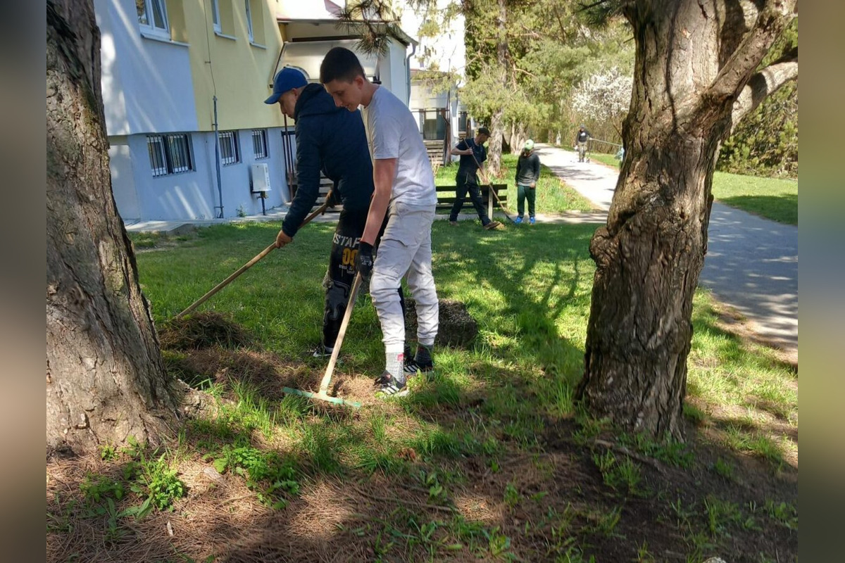 FOTO: Desiatky Banskobystričanov vyšli do ulíc a čistili mesto, foto 8