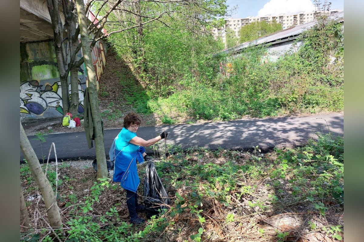 FOTO: Desiatky Banskobystričanov vyšli do ulíc a čistili mesto, foto 10