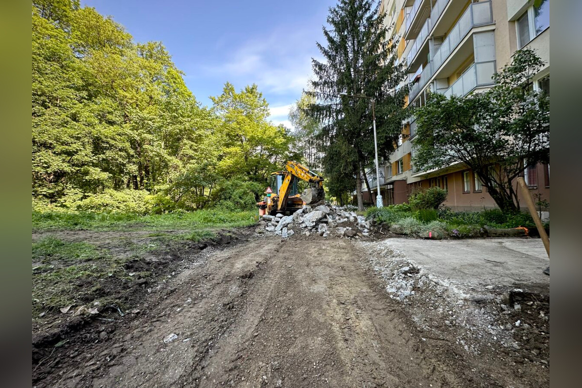 FOTO: Začína rekonštrukcia chodníka na Radvanskej, pribudnú aj parkovacie miesta , foto 1