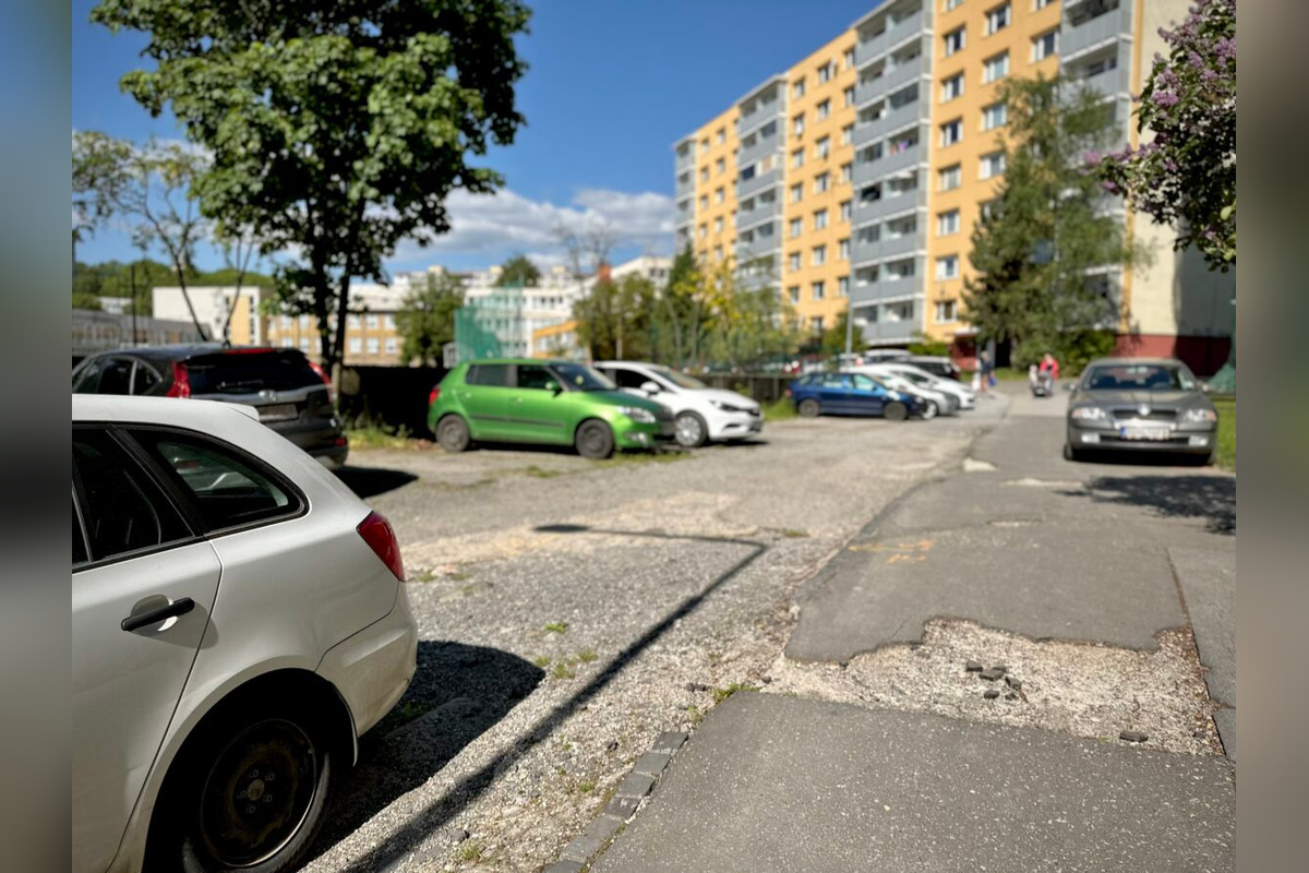 FOTO: Začína rekonštrukcia chodníka na Radvanskej, pribudnú aj parkovacie miesta , foto 2