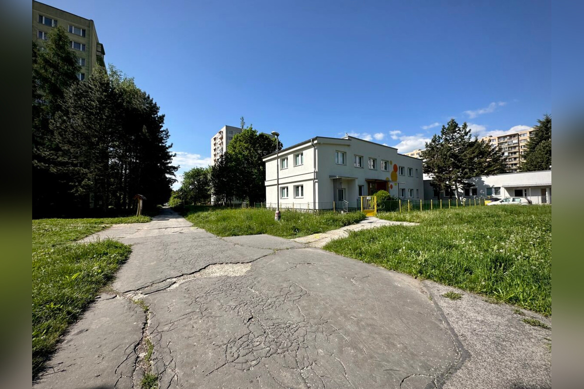 FOTO: Začína rekonštrukcia chodníka na Radvanskej, pribudnú aj parkovacie miesta , foto 3