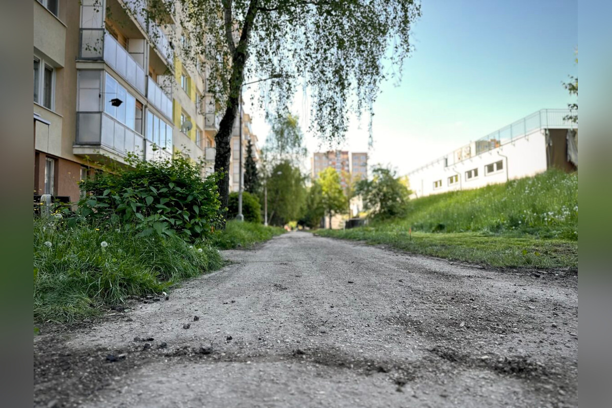 FOTO: Začína rekonštrukcia chodníka na Radvanskej, pribudnú aj parkovacie miesta , foto 4