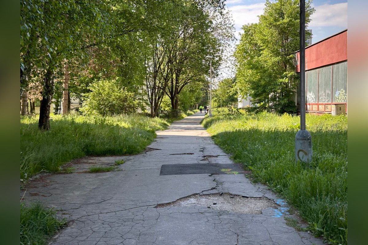 FOTO: Začína rekonštrukcia chodníka na Radvanskej, pribudnú aj parkovacie miesta , foto 5