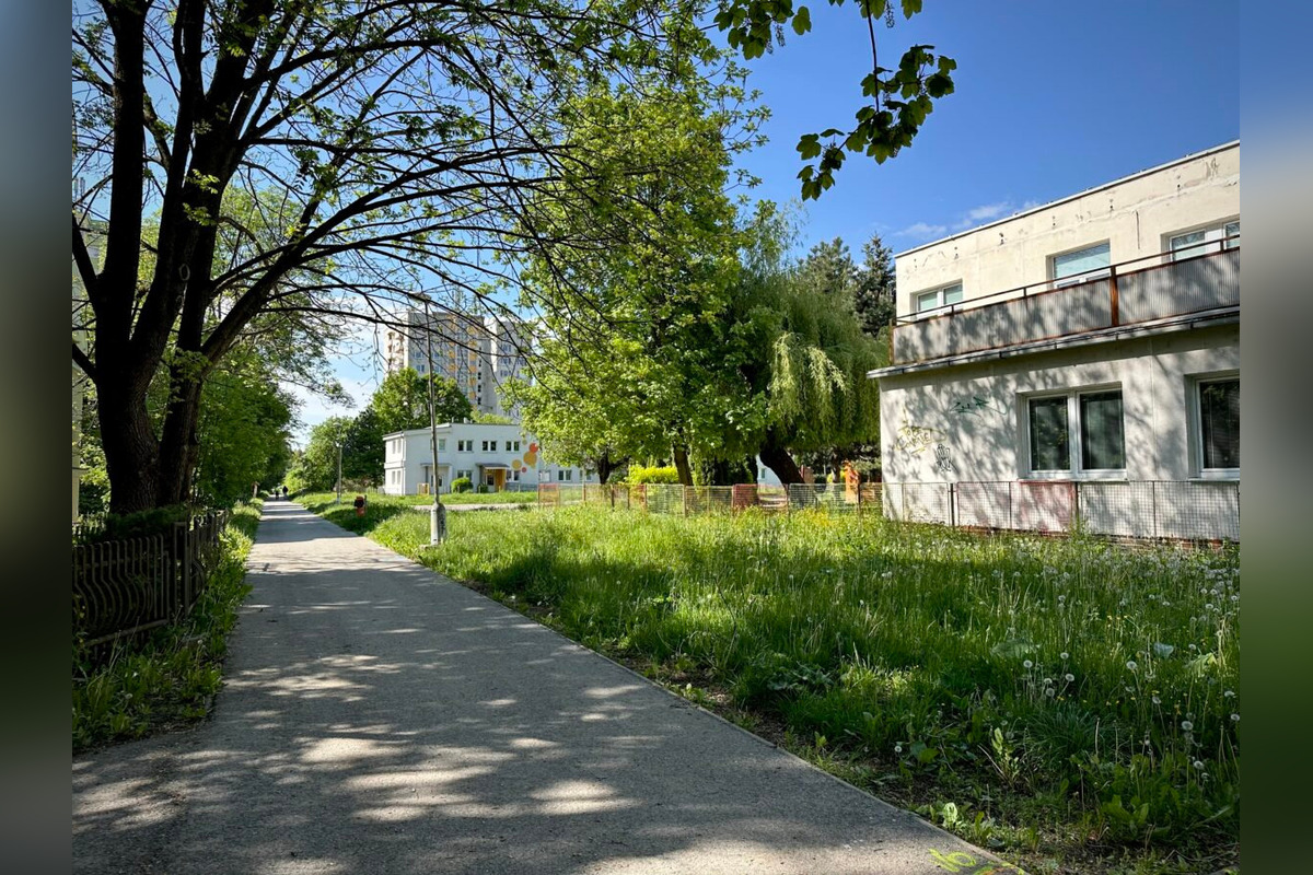 FOTO: Začína rekonštrukcia chodníka na Radvanskej, pribudnú aj parkovacie miesta , foto 6