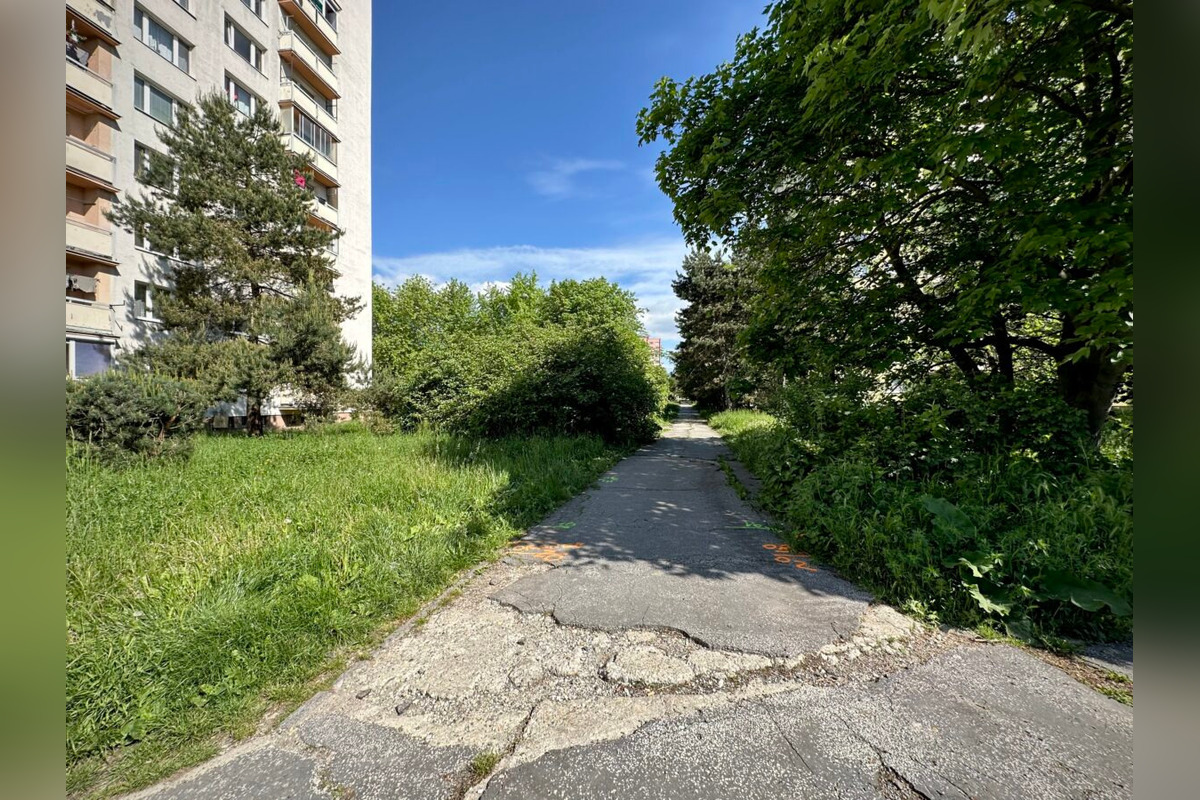 FOTO: Začína rekonštrukcia chodníka na Radvanskej, pribudnú aj parkovacie miesta , foto 7