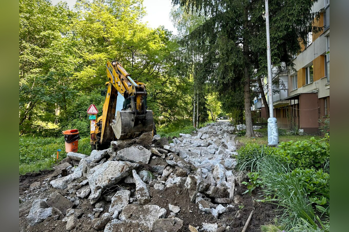 FOTO: Začína rekonštrukcia chodníka na Radvanskej, pribudnú aj parkovacie miesta , foto 8