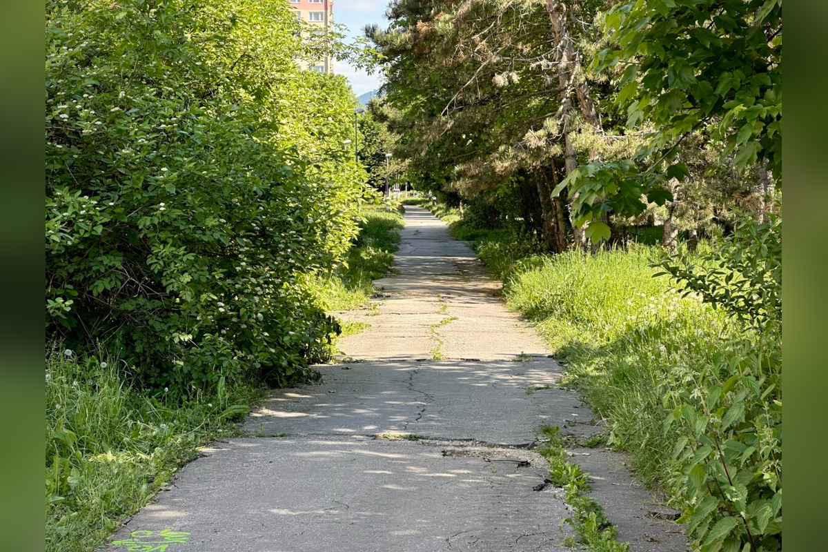FOTO: Začína rekonštrukcia chodníka na Radvanskej, pribudnú aj parkovacie miesta , foto 9