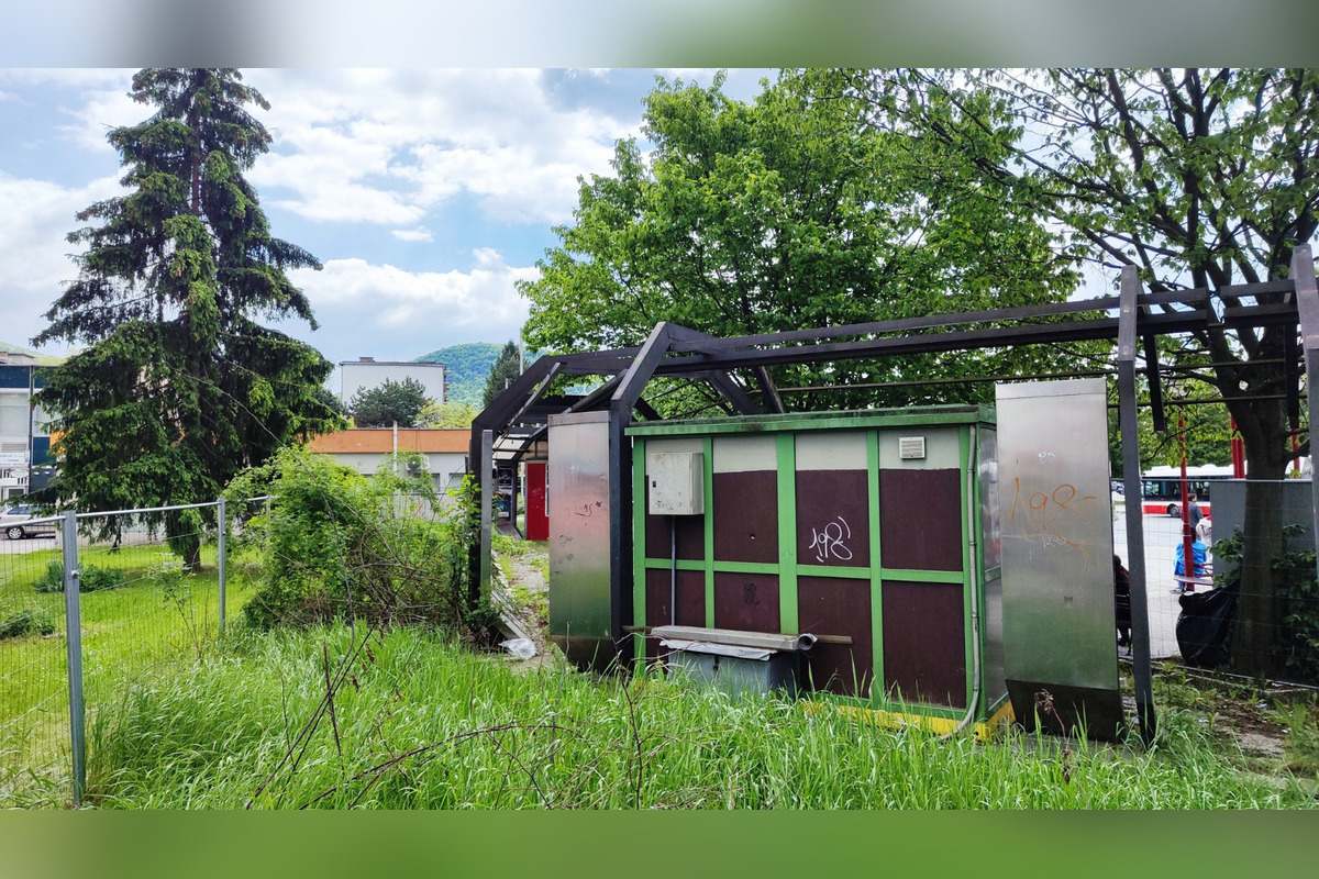 FOTO: Bystričanov straší zanedbaná plocha pri zastávke na Námestí slobody, foto 1