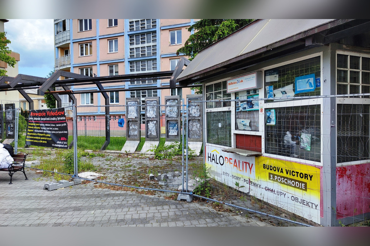 FOTO: Bystričanov straší zanedbaná plocha pri zastávke na Námestí slobody, foto 2