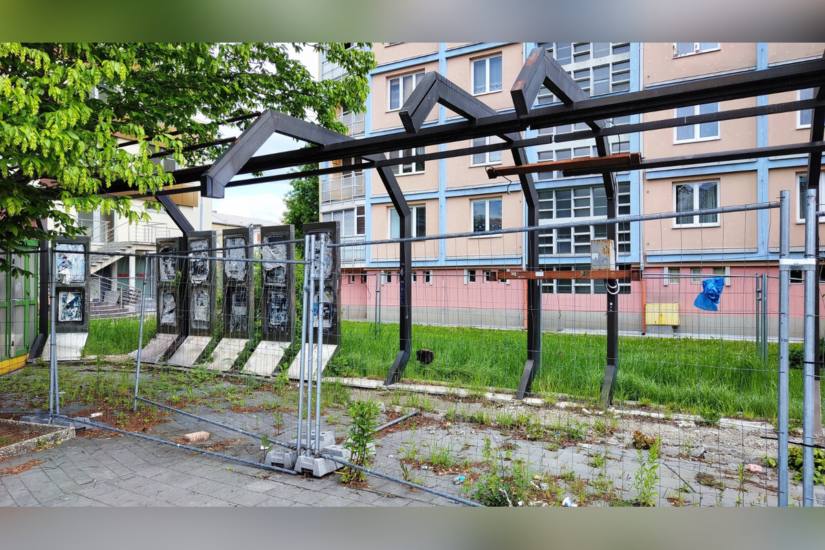 FOTO: Bystričanov straší zanedbaná plocha pri zastávke na Námestí slobody, foto 3