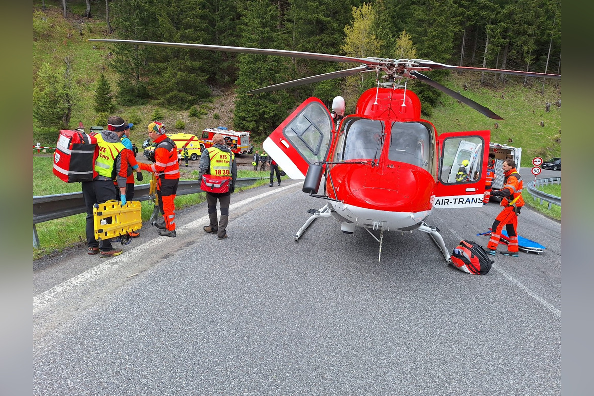 FOTO: Dodávka zišla mimo cestu, viacero ľudí bolo zranených, foto 1