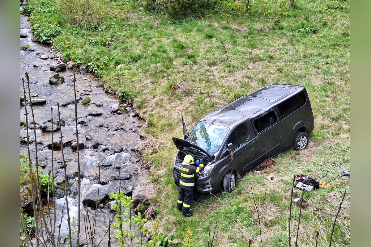 FOTO: Dodávka zišla mimo cestu, viacero ľudí bolo zranených, foto 3