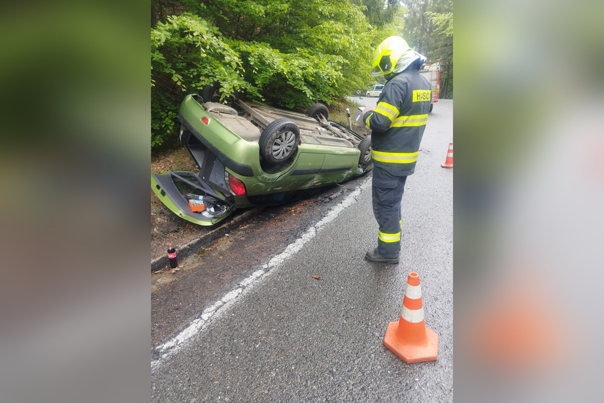 FOTO: Na Čertovici skončilo auto prevrátené na streche mimo cesty, foto 1