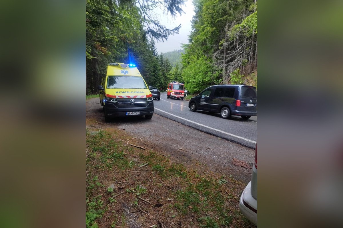 FOTO: Na Čertovici skončilo auto prevrátené na streche mimo cesty, foto 2