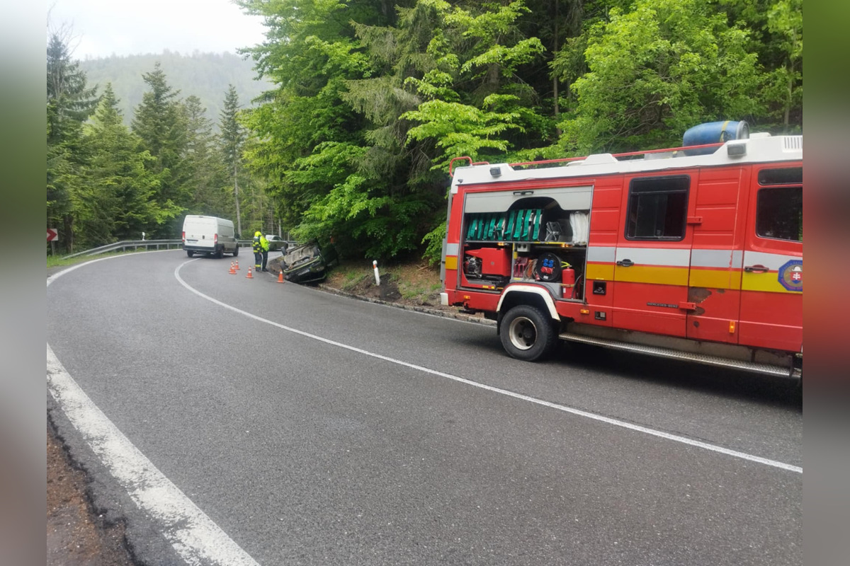 FOTO: Na Čertovici skončilo auto prevrátené na streche mimo cesty, foto 3