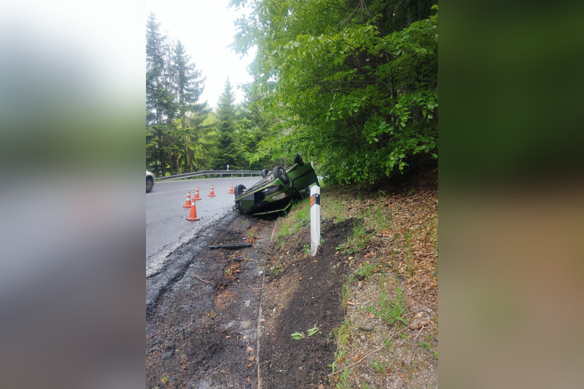 FOTO: Na Čertovici skončilo auto prevrátené na streche mimo cesty, foto 4