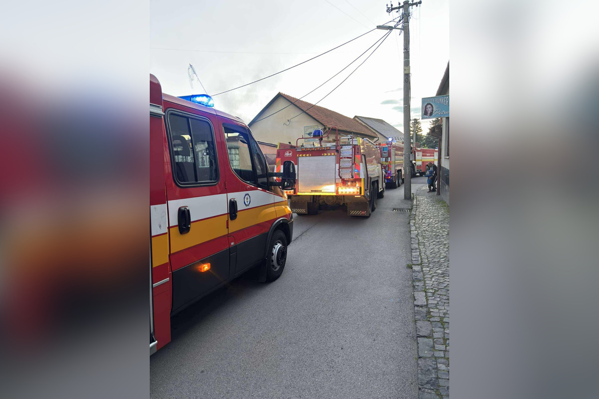 FOTO: Fiľakovskí dobrovoľní hasiči zasahovali pri požiari strechy miestneho rodinného domu, foto 1