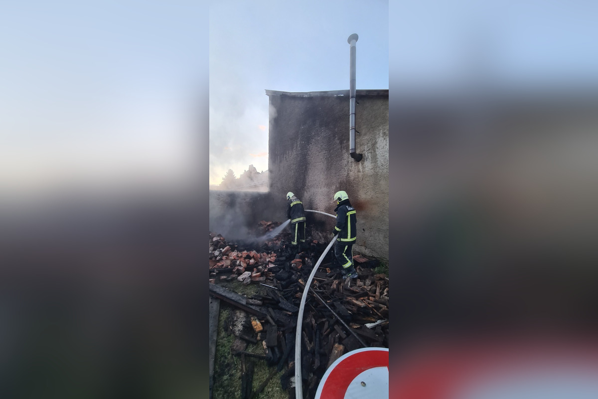 FOTO: Fiľakovskí dobrovoľní hasiči zasahovali pri požiari strechy miestneho rodinného domu, foto 2