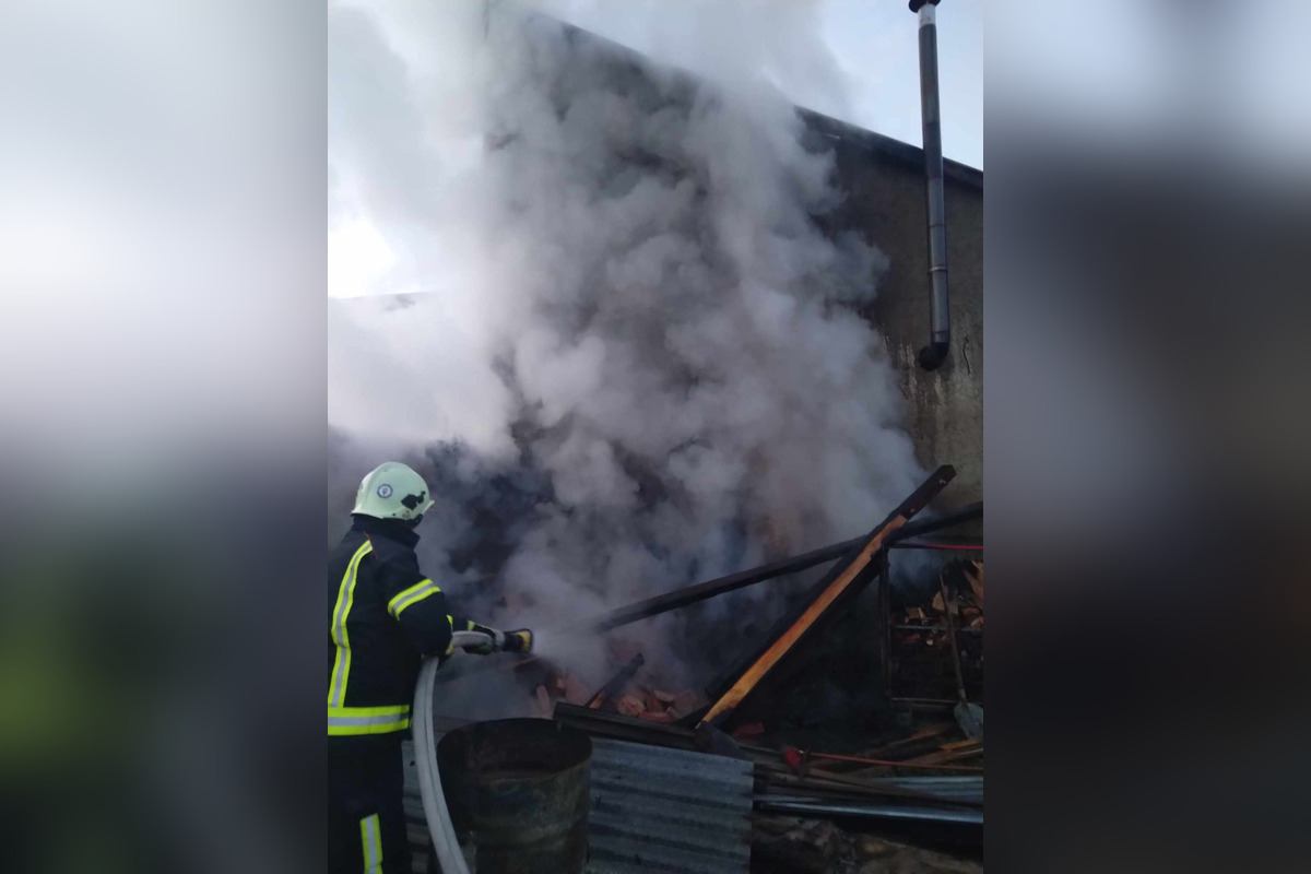 FOTO: Fiľakovskí dobrovoľní hasiči zasahovali pri požiari strechy miestneho rodinného domu, foto 3