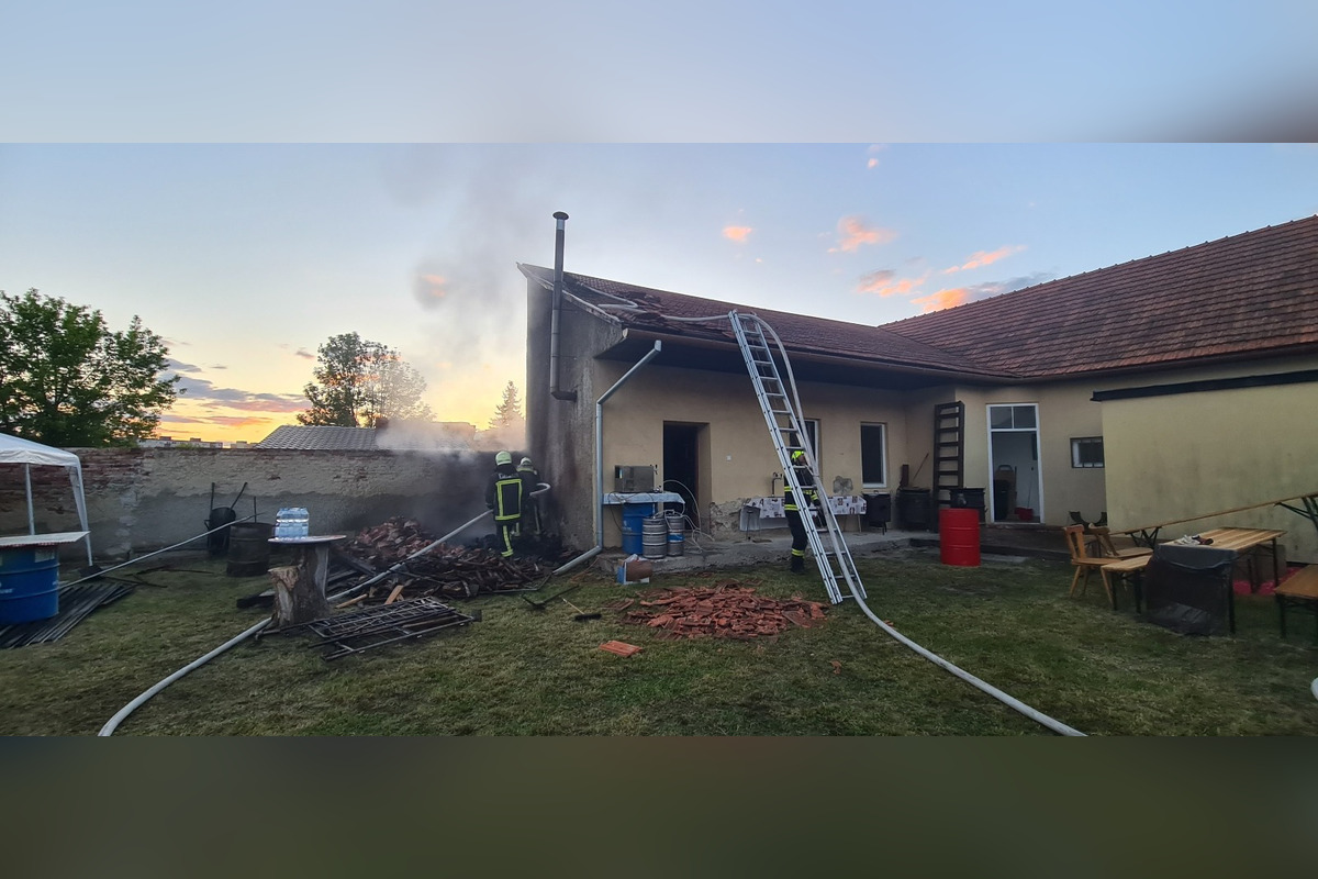 FOTO: Fiľakovskí dobrovoľní hasiči zasahovali pri požiari strechy miestneho rodinného domu, foto 4