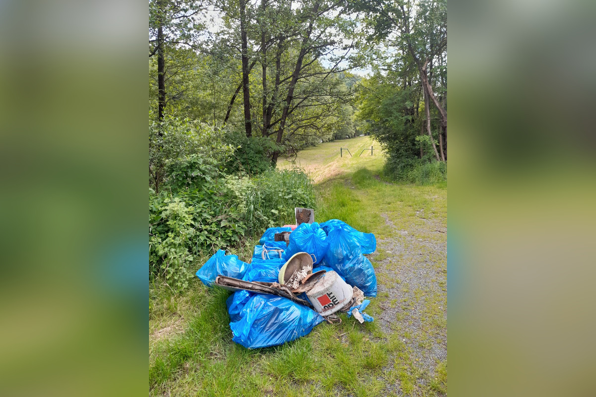 FOTO: Z Hrona vytiahli 140 vriec odpadu, foto 2