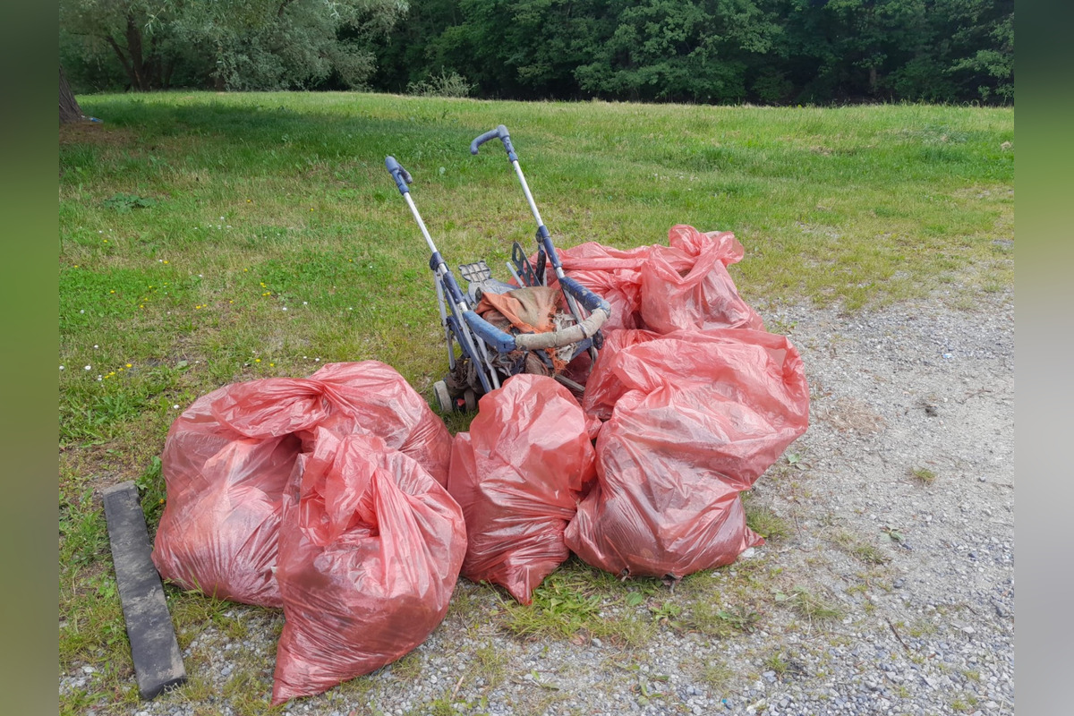 FOTO: Z Hrona vytiahli 140 vriec odpadu, foto 3