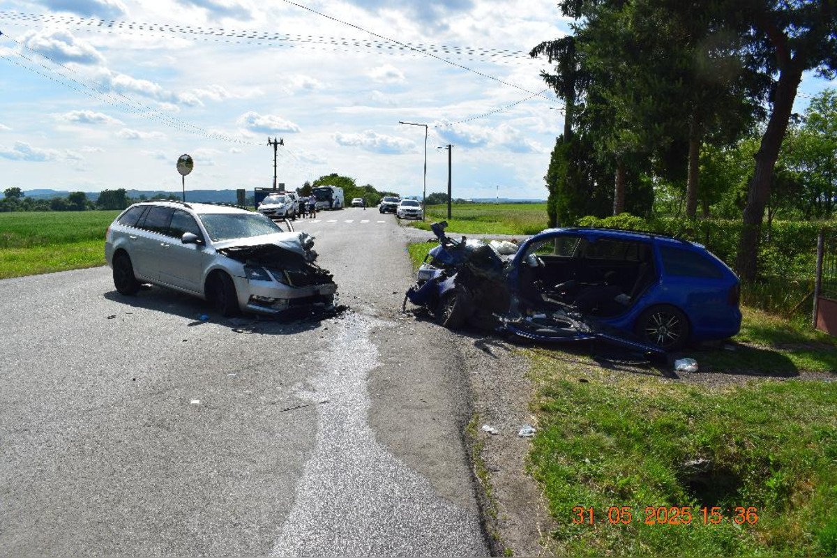 FOTO: Vodič spôsobil vážnu nehodu pri Rimavskej Sobote, ťažko zranené sú aj deti, foto 1