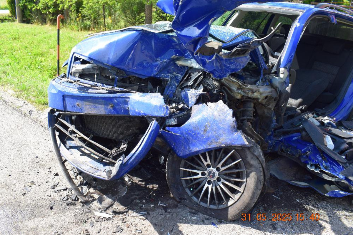 FOTO: Vodič spôsobil vážnu nehodu pri Rimavskej Sobote, ťažko zranené sú aj deti, foto 2