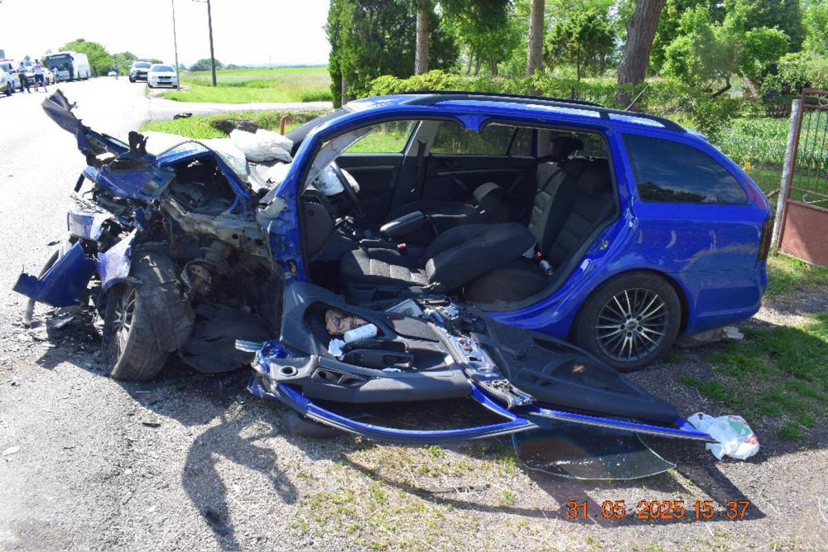 FOTO: Vodič spôsobil vážnu nehodu pri Rimavskej Sobote, ťažko zranené sú aj deti, foto 3