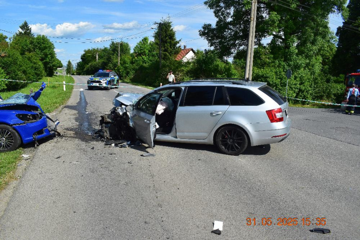 FOTO: Vodič spôsobil vážnu nehodu pri Rimavskej Sobote, ťažko zranené sú aj deti, foto 5