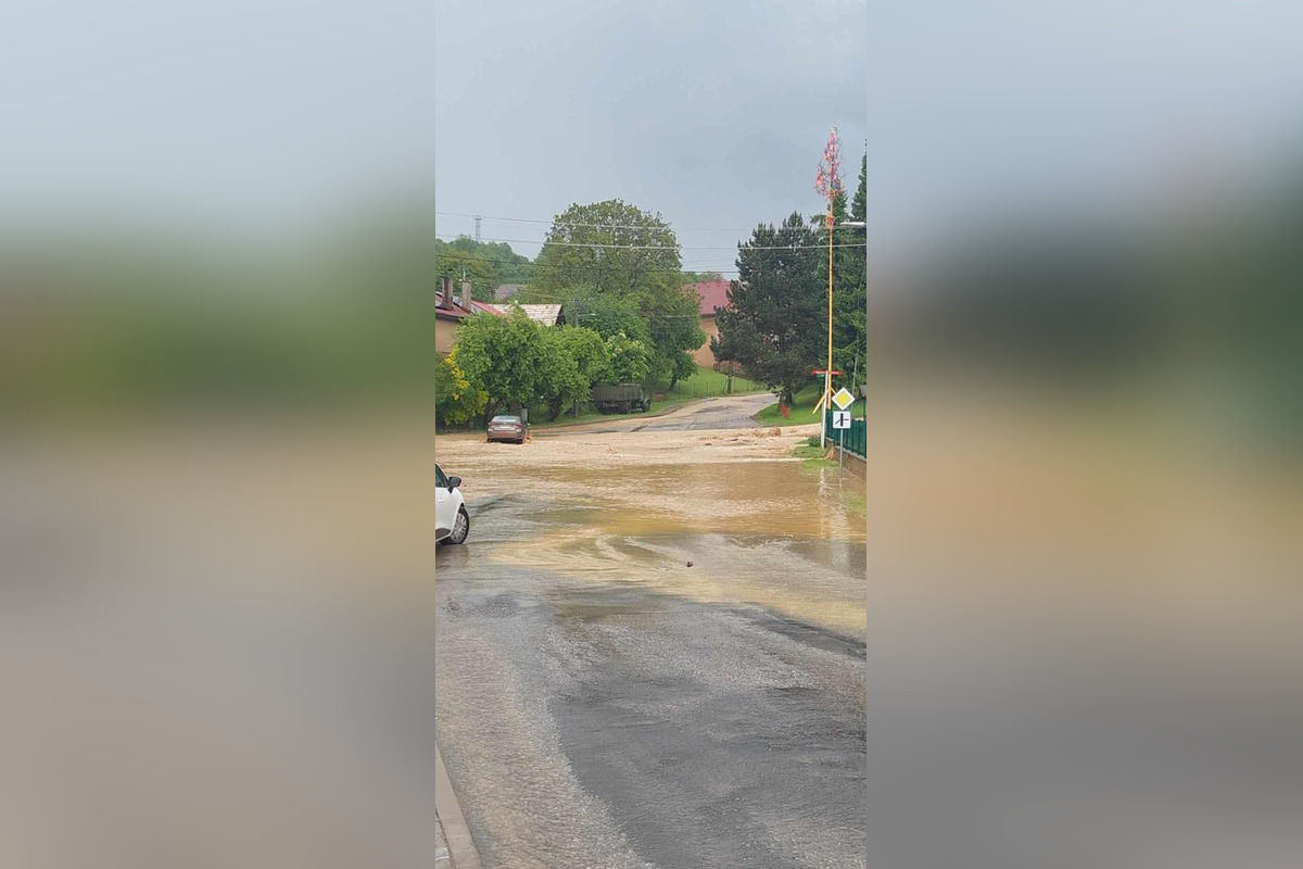 FOTO: Podpoľanie zasiahla intenzívna búrka, v Hrochoti ulice zatopila voda, foto 10
